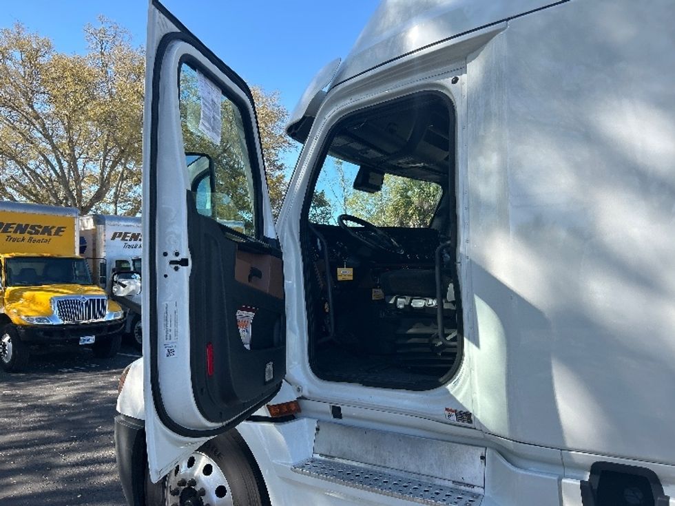 Sleeper Tractor-Heavy Duty Tractors-Freightliner-2020-T12664ST-Jacksonville-FL-582,681\n\t\tmiles-$ 58,000 - Image 9