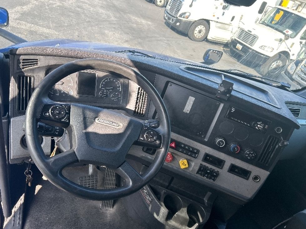 Sleeper Tractor-Heavy Duty Tractors-Freightliner-2020-T12664ST-Jessup-MD-602,783\n\t\tmiles-$ 49,500 - Image 11