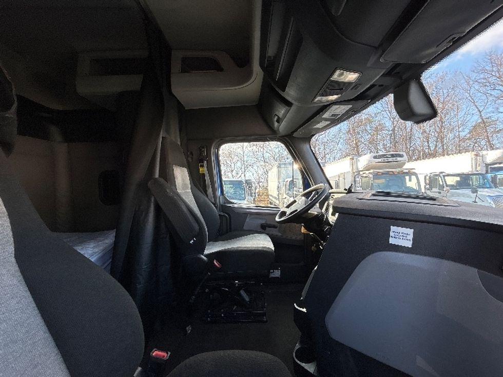 Sleeper Tractor-Heavy Duty Tractors-Freightliner-2020-T12664ST-Jessup-MD-602,783\n\t\tmiles-$ 49,500 - Image 15