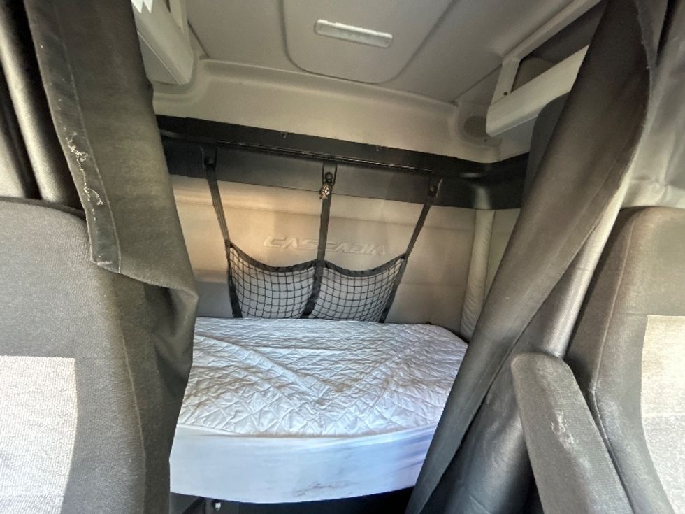 Sleeper Tractor-Heavy Duty Tractors-Freightliner-2020-T12664ST-Jessup-MD-602,783\n\t\tmiles-$ 49,500 - Image 16