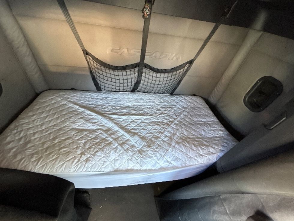 Sleeper Tractor-Heavy Duty Tractors-Freightliner-2020-T12664ST-Jessup-MD-602,783\n\t\tmiles-$ 49,500 - Image 17