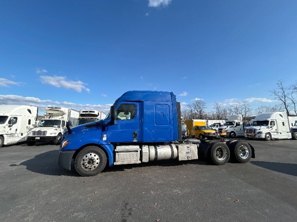 Sleeper Tractor-Heavy Duty Tractors-Freightliner-2020-T12664ST-Jessup-MD-602,783\n\t\tmiles-$ 49,500 - Image 4