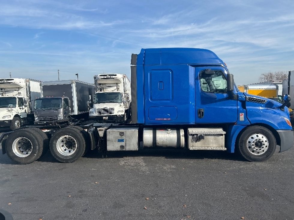 Sleeper Tractor-Heavy Duty Tractors-Freightliner-2020-T12664ST-Jessup-MD-602,783\n\t\tmiles-$ 49,500 - Image 8