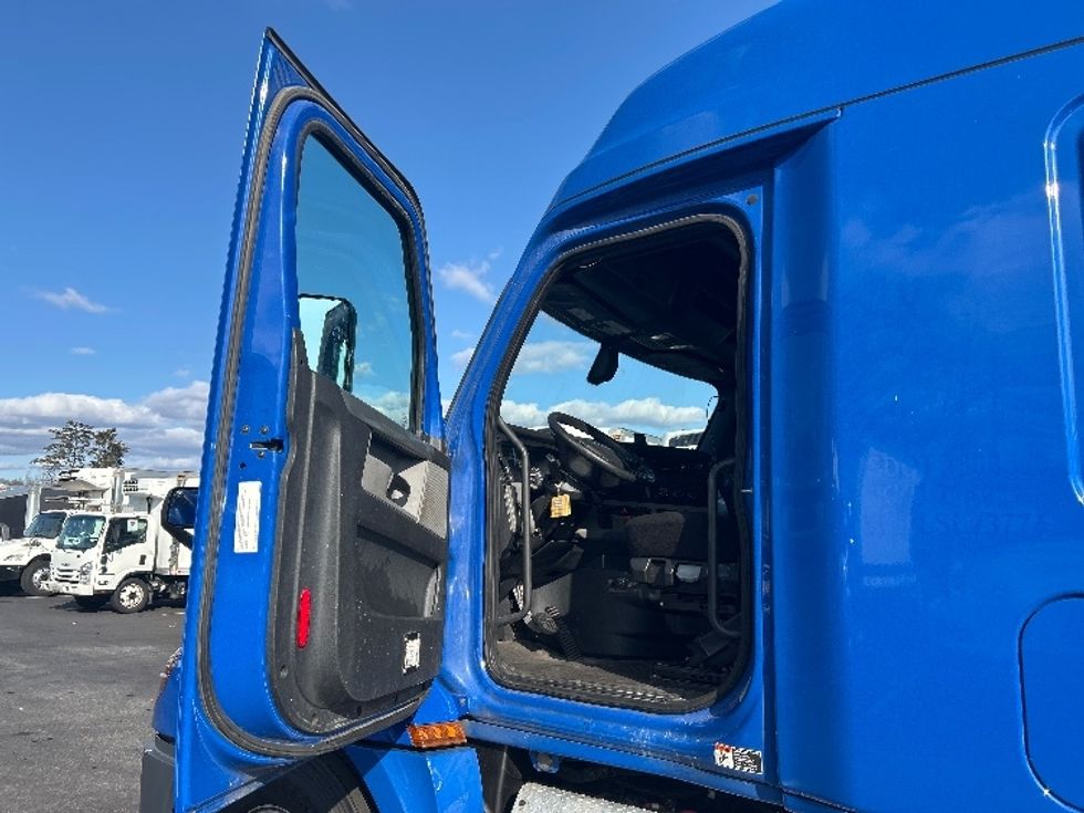 Sleeper Tractor-Heavy Duty Tractors-Freightliner-2020-T12664ST-Jessup-MD-602,783\n\t\tmiles-$ 49,500 - Image 9