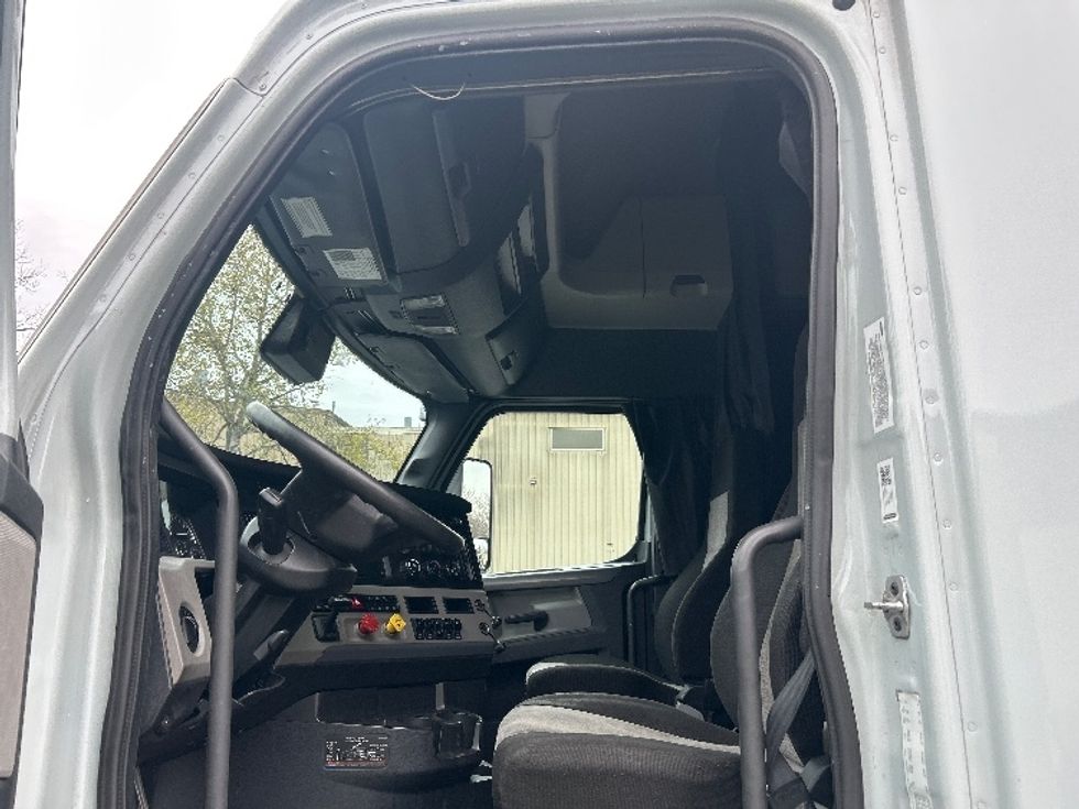 Sleeper Tractor-Heavy Duty Tractors-Freightliner-2020-T12664ST-Jessup-PA-603,152\n\t\tmiles-$ 52,250 - Image 10