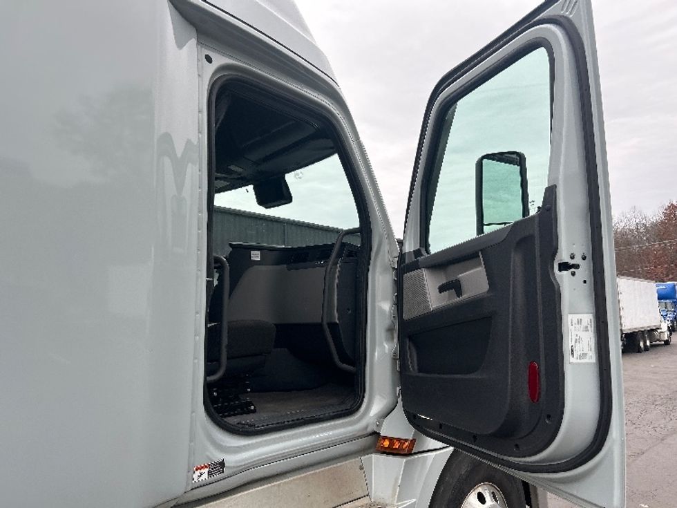 Sleeper Tractor-Heavy Duty Tractors-Freightliner-2020-T12664ST-Jessup-PA-603,152\n\t\tmiles-$ 52,250 - Image 13