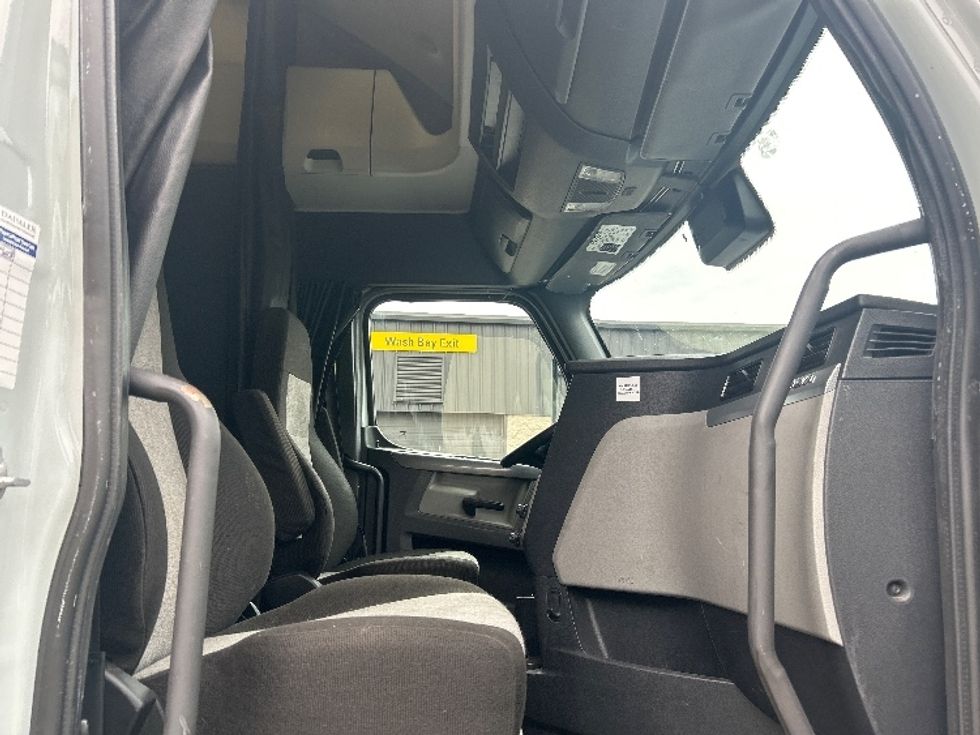 Sleeper Tractor-Heavy Duty Tractors-Freightliner-2020-T12664ST-Jessup-PA-603,152\n\t\tmiles-$ 52,250 - Image 15