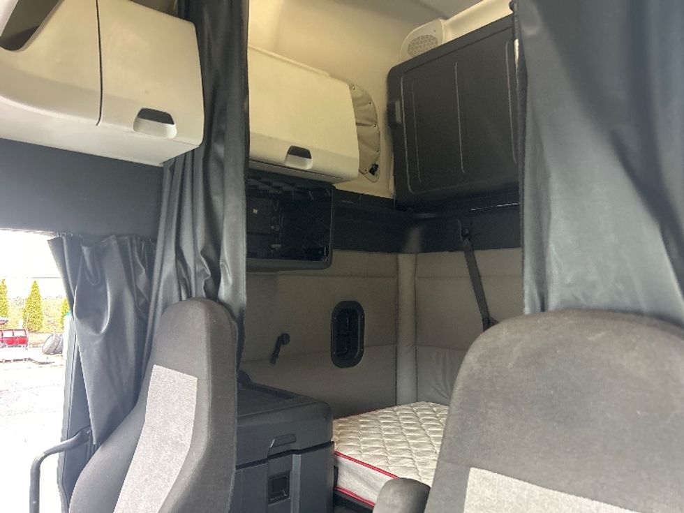 Sleeper Tractor-Heavy Duty Tractors-Freightliner-2020-T12664ST-Jessup-PA-603,152\n\t\tmiles-$ 52,250 - Image 18