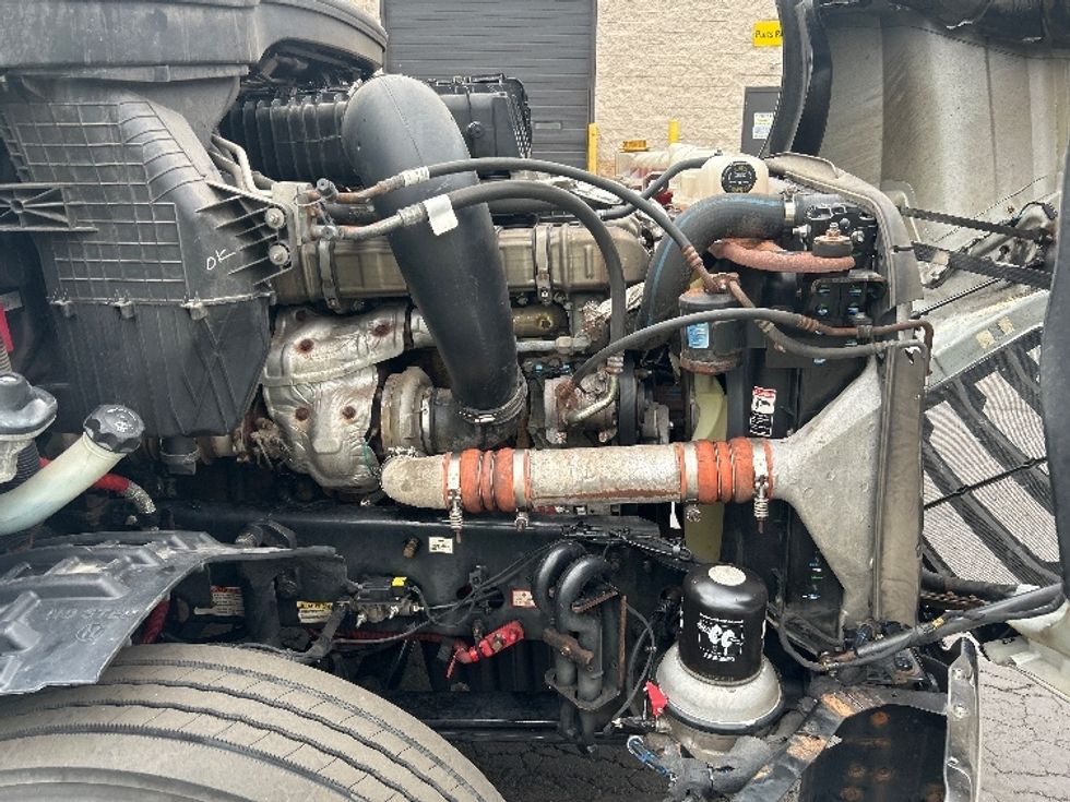 Sleeper Tractor-Heavy Duty Tractors-Freightliner-2020-T12664ST-Jessup-PA-603,152\n\t\tmiles-$ 52,250 - Image 19