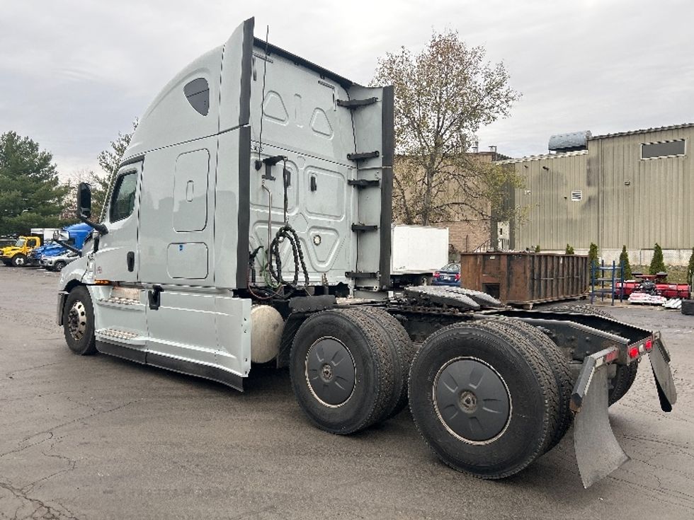 Sleeper Tractor-Heavy Duty Tractors-Freightliner-2020-T12664ST-Jessup-PA-603,152\n\t\tmiles-$ 52,250 - Image 5