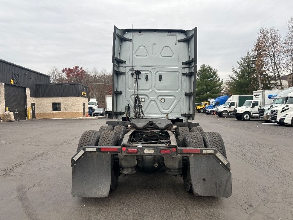 Sleeper Tractor-Heavy Duty Tractors-Freightliner-2020-T12664ST-Jessup-PA-603,152\n\t\tmiles-$ 52,250 - Image 6