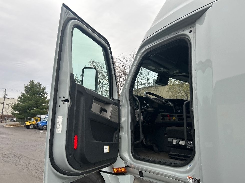 Sleeper Tractor-Heavy Duty Tractors-Freightliner-2020-T12664ST-Jessup-PA-603,152\n\t\tmiles-$ 52,250 - Image 9