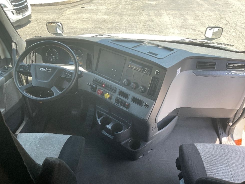 Sleeper Tractor-Heavy Duty Tractors-Freightliner-2020-T12664ST-Jessup-PA-631,835\n\t\tmiles-$ 53,250 - Image 12