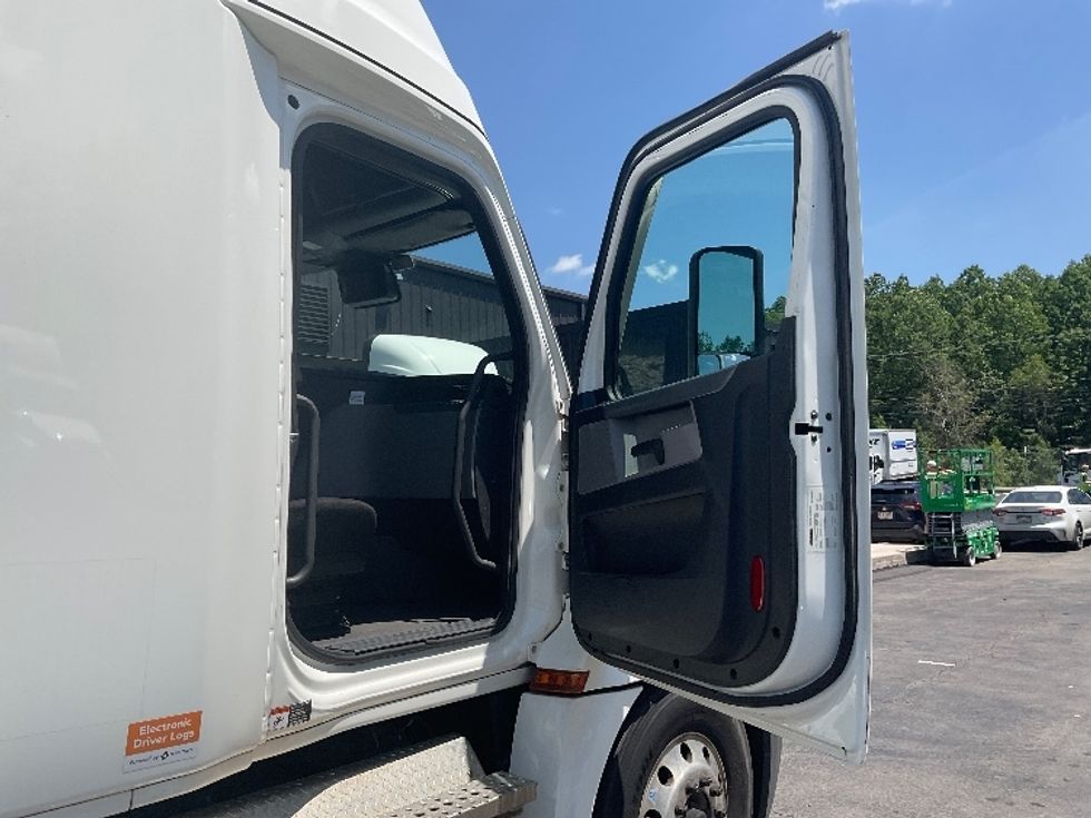 Sleeper Tractor-Heavy Duty Tractors-Freightliner-2020-T12664ST-Jessup-PA-631,835\n\t\tmiles-$ 53,250 - Image 13