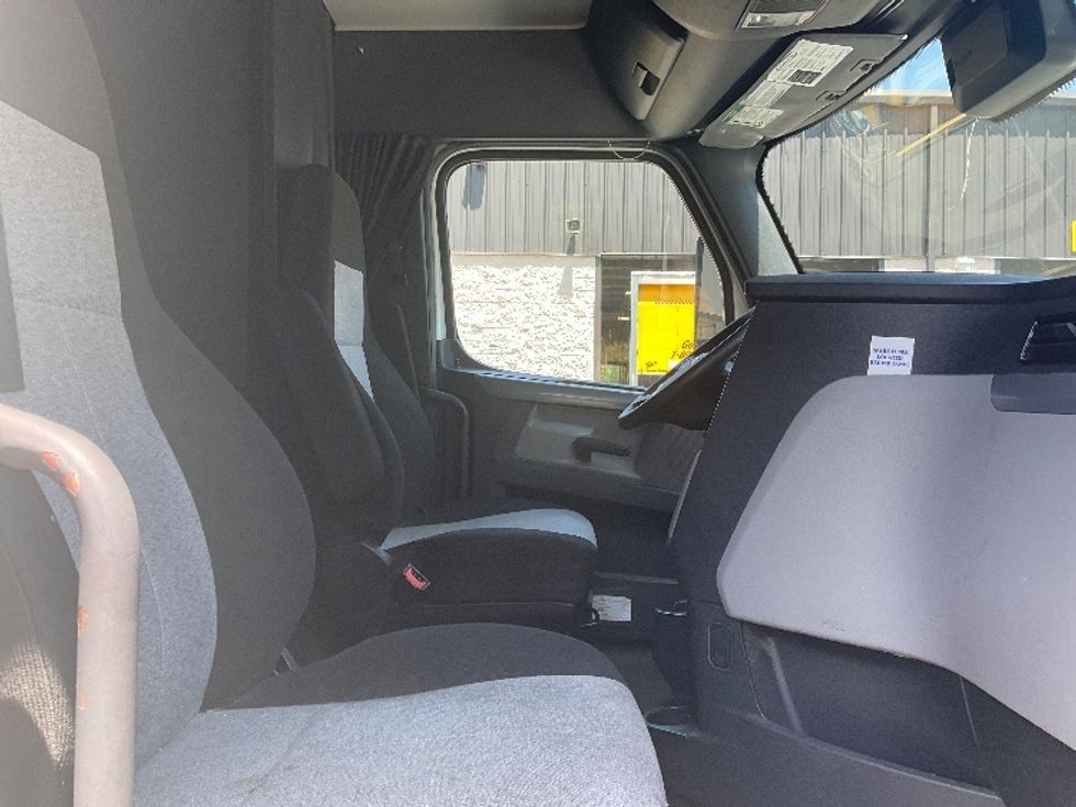 Sleeper Tractor-Heavy Duty Tractors-Freightliner-2020-T12664ST-Jessup-PA-631,835\n\t\tmiles-$ 53,250 - Image 15