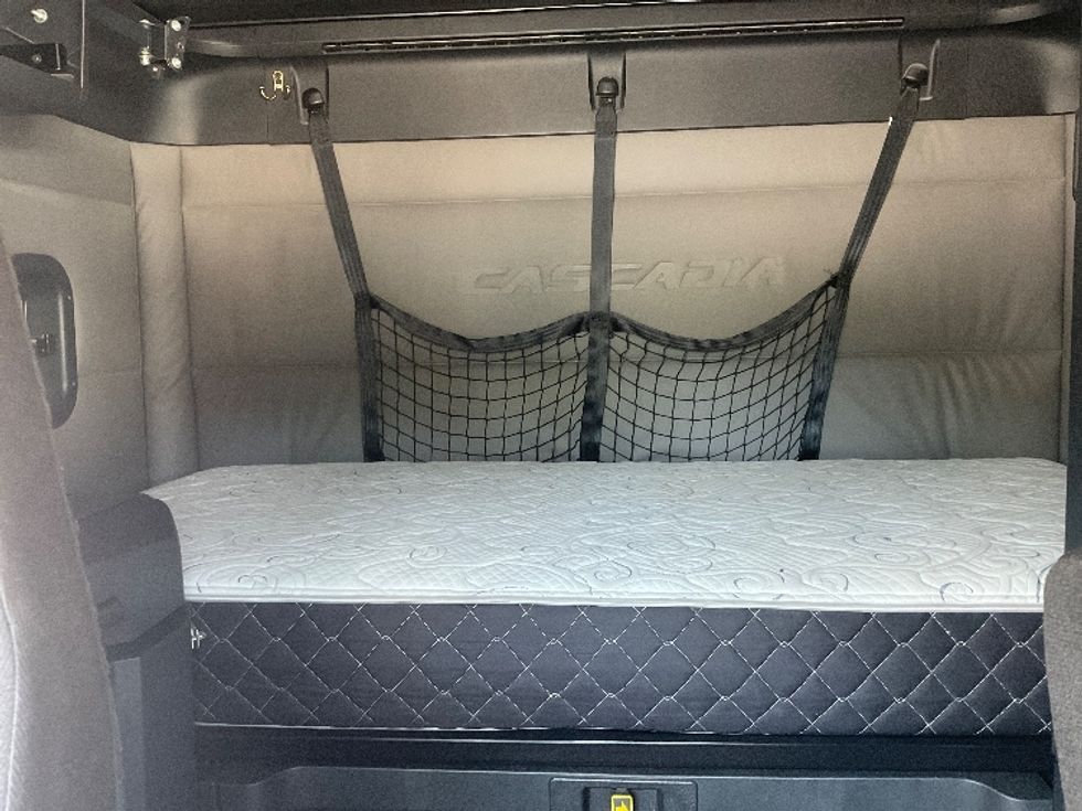 Sleeper Tractor-Heavy Duty Tractors-Freightliner-2020-T12664ST-Jessup-PA-631,835\n\t\tmiles-$ 53,250 - Image 16