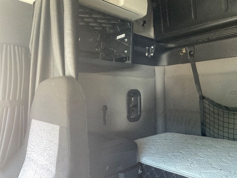 Sleeper Tractor-Heavy Duty Tractors-Freightliner-2020-T12664ST-Jessup-PA-631,835\n\t\tmiles-$ 53,250 - Image 17