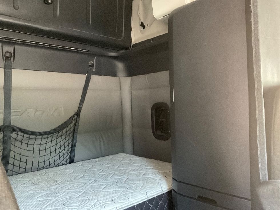 Sleeper Tractor-Heavy Duty Tractors-Freightliner-2020-T12664ST-Jessup-PA-631,835\n\t\tmiles-$ 53,250 - Image 18