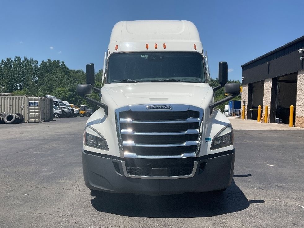 Sleeper Tractor-Heavy Duty Tractors-Freightliner-2020-T12664ST-Jessup-PA-631,835\n\t\tmiles-$ 53,250 - Image 2