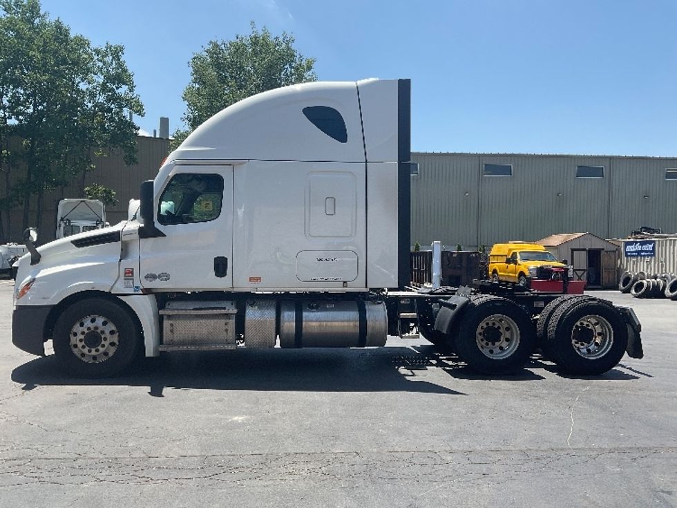 Sleeper Tractor-Heavy Duty Tractors-Freightliner-2020-T12664ST-Jessup-PA-631,835\n\t\tmiles-$ 53,250 - Image 4