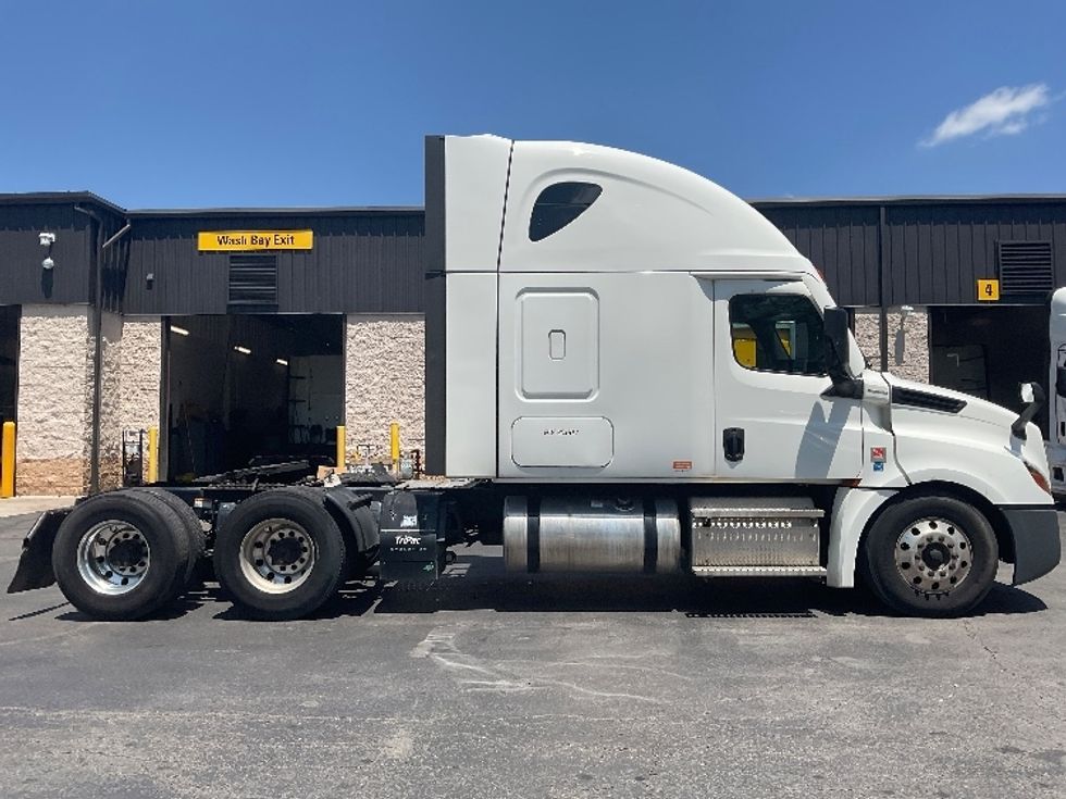Sleeper Tractor-Heavy Duty Tractors-Freightliner-2020-T12664ST-Jessup-PA-631,835\n\t\tmiles-$ 53,250 - Image 8