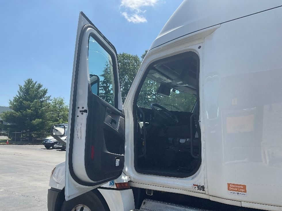 Sleeper Tractor-Heavy Duty Tractors-Freightliner-2020-T12664ST-Jessup-PA-631,835\n\t\tmiles-$ 53,250 - Image 9