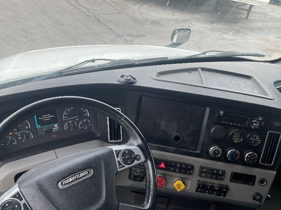 Sleeper Tractor-Heavy Duty Tractors-Freightliner-2020-T12664ST-Kansas City-MO-251,915\n\t\tmiles-$ 83,250 - Image 10