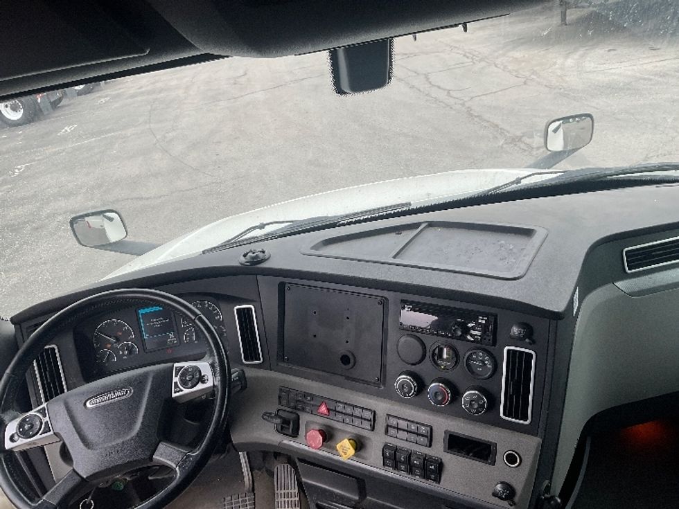Sleeper Tractor-Heavy Duty Tractors-Freightliner-2020-T12664ST-Kansas City-MO-251,915\n\t\tmiles-$ 83,250 - Image 11