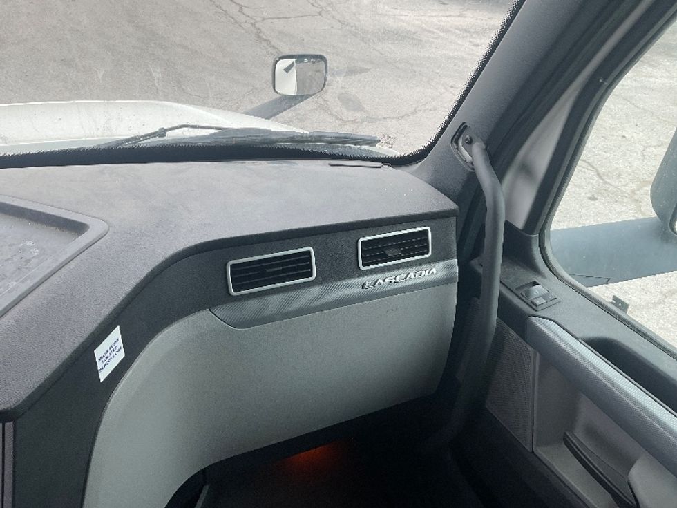 Sleeper Tractor-Heavy Duty Tractors-Freightliner-2020-T12664ST-Kansas City-MO-251,915\n\t\tmiles-$ 83,250 - Image 12