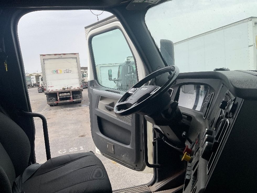 Sleeper Tractor-Heavy Duty Tractors-Freightliner-2020-T12664ST-Kansas City-MO-251,915\n\t\tmiles-$ 83,250 - Image 13