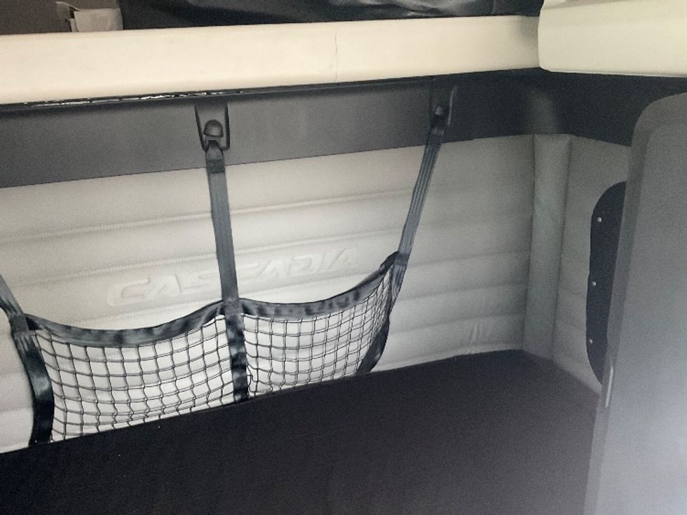 Sleeper Tractor-Heavy Duty Tractors-Freightliner-2020-T12664ST-Kansas City-MO-251,915\n\t\tmiles-$ 83,250 - Image 14