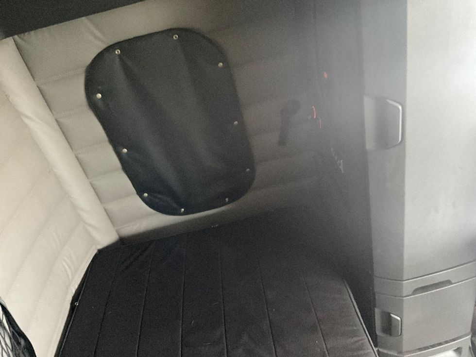 Sleeper Tractor-Heavy Duty Tractors-Freightliner-2020-T12664ST-Kansas City-MO-251,915\n\t\tmiles-$ 83,250 - Image 16