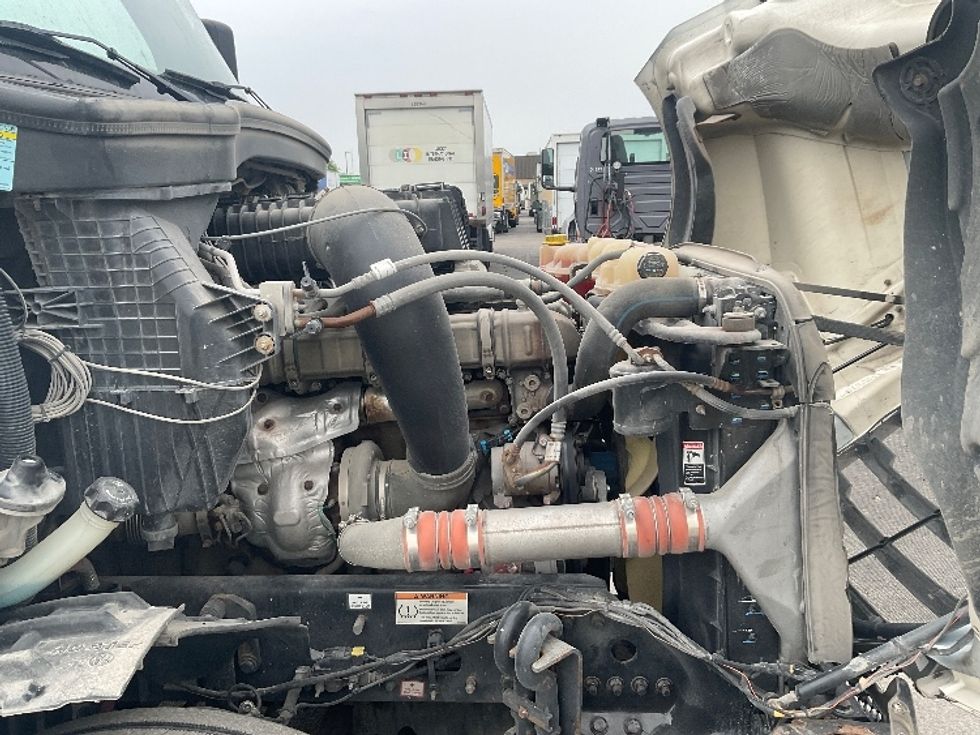 Sleeper Tractor-Heavy Duty Tractors-Freightliner-2020-T12664ST-Kansas City-MO-251,915\n\t\tmiles-$ 83,250 - Image 18