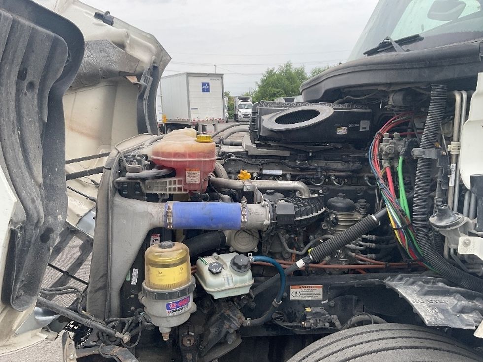 Sleeper Tractor-Heavy Duty Tractors-Freightliner-2020-T12664ST-Kansas City-MO-251,915\n\t\tmiles-$ 83,250 - Image 19