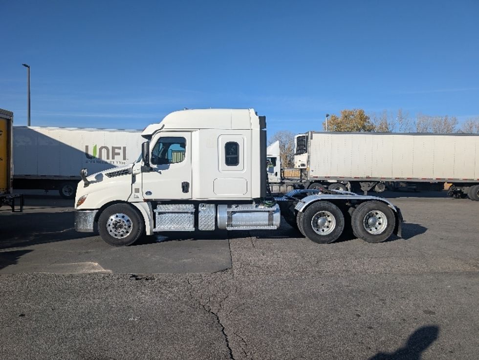 Sleeper Tractor-Heavy Duty Tractors-Freightliner-2020-T12664ST-Kansas City-MO-251,915\n\t\tmiles-$ 83,250 - Image 4