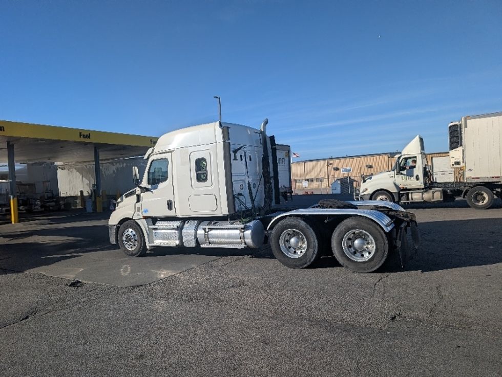 Sleeper Tractor-Heavy Duty Tractors-Freightliner-2020-T12664ST-Kansas City-MO-251,915\n\t\tmiles-$ 83,250 - Image 5