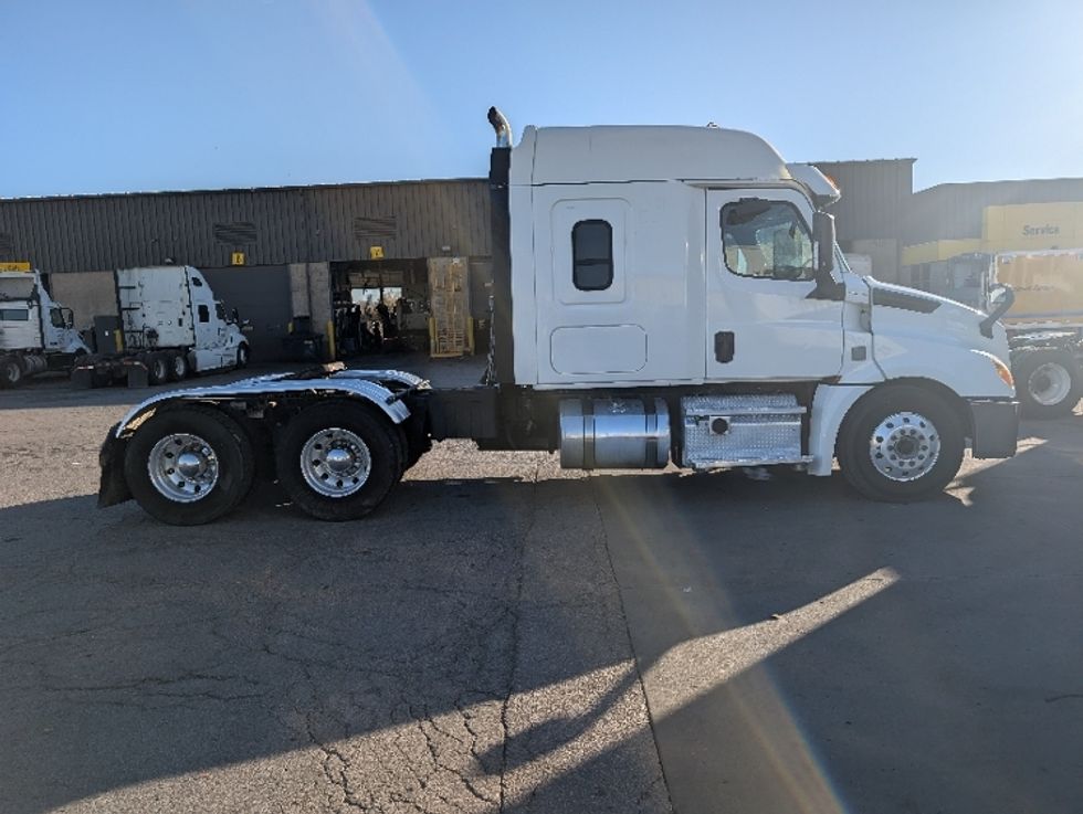 Sleeper Tractor-Heavy Duty Tractors-Freightliner-2020-T12664ST-Kansas City-MO-251,915\n\t\tmiles-$ 83,250 - Image 7