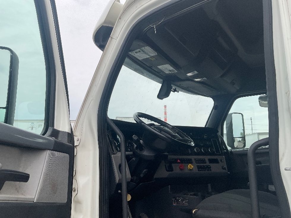 Sleeper Tractor-Heavy Duty Tractors-Freightliner-2020-T12664ST-Kansas City-MO-251,915\n\t\tmiles-$ 83,250 - Image 8