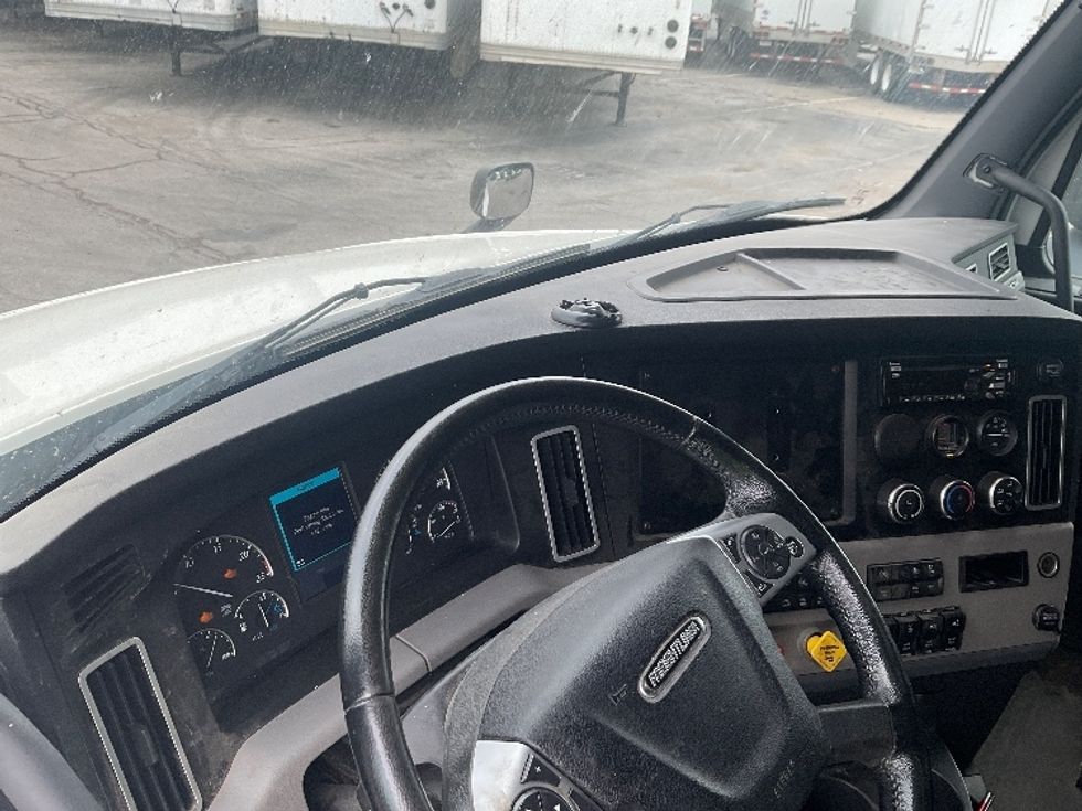 Sleeper Tractor-Heavy Duty Tractors-Freightliner-2020-T12664ST-Kansas City-MO-251,915\n\t\tmiles-$ 83,250 - Image 9