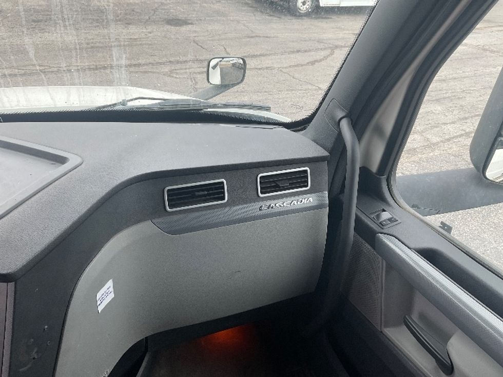 Sleeper Tractor-Heavy Duty Tractors-Freightliner-2020-T12664ST-Kansas City-MO-341,841\n\t\tmiles-$ 79,000 - Image 13