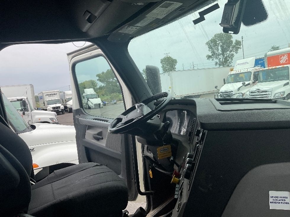 Sleeper Tractor-Heavy Duty Tractors-Freightliner-2020-T12664ST-Kansas City-MO-341,841\n\t\tmiles-$ 79,000 - Image 14