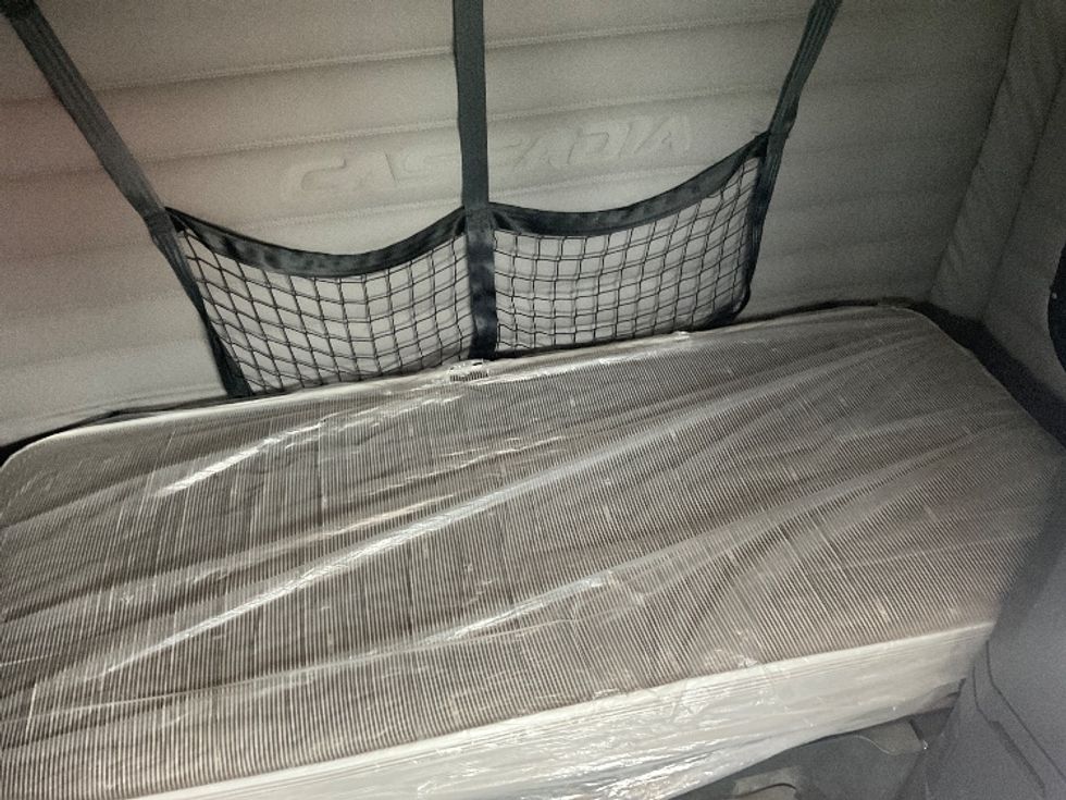 Sleeper Tractor-Heavy Duty Tractors-Freightliner-2020-T12664ST-Kansas City-MO-341,841\n\t\tmiles-$ 79,000 - Image 16