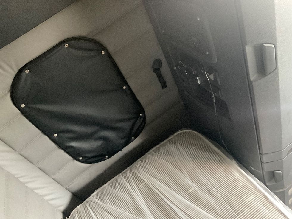 Sleeper Tractor-Heavy Duty Tractors-Freightliner-2020-T12664ST-Kansas City-MO-341,841\n\t\tmiles-$ 79,000 - Image 17