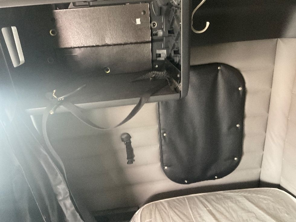 Sleeper Tractor-Heavy Duty Tractors-Freightliner-2020-T12664ST-Kansas City-MO-341,841\n\t\tmiles-$ 79,000 - Image 18