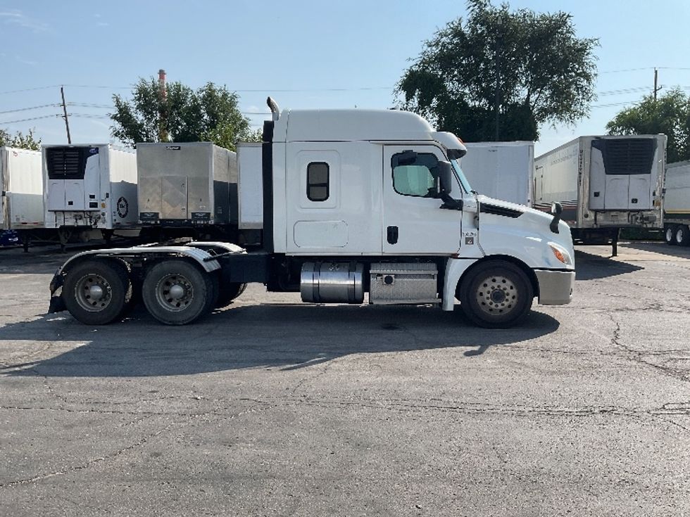 Sleeper Tractor-Heavy Duty Tractors-Freightliner-2020-T12664ST-Kansas City-MO-341,841\n\t\tmiles-$ 79,000 - Image 8