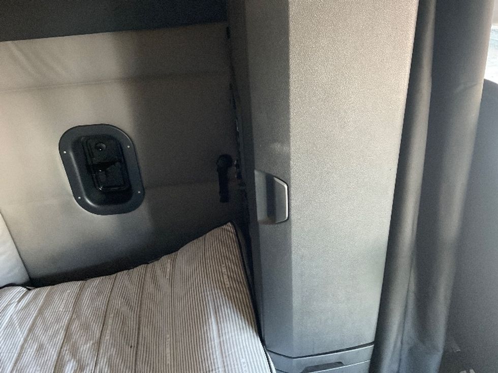 Sleeper Tractor-Heavy Duty Tractors-Freightliner-2020-T12664ST-Kansas City-MO-434,088\n\t\tmiles-$ 72,250 - Image 18