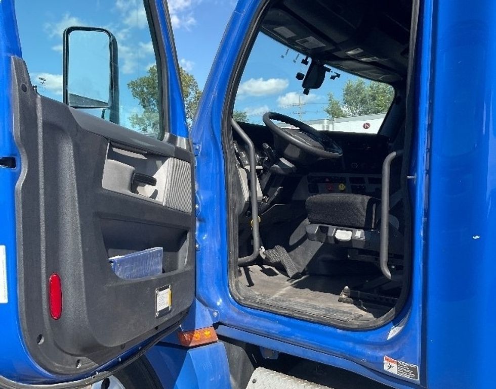 Sleeper Tractor-Heavy Duty Tractors-Freightliner-2020-T12664ST-Kansas City-MO-434,088\n\t\tmiles-$ 72,250 - Image 9