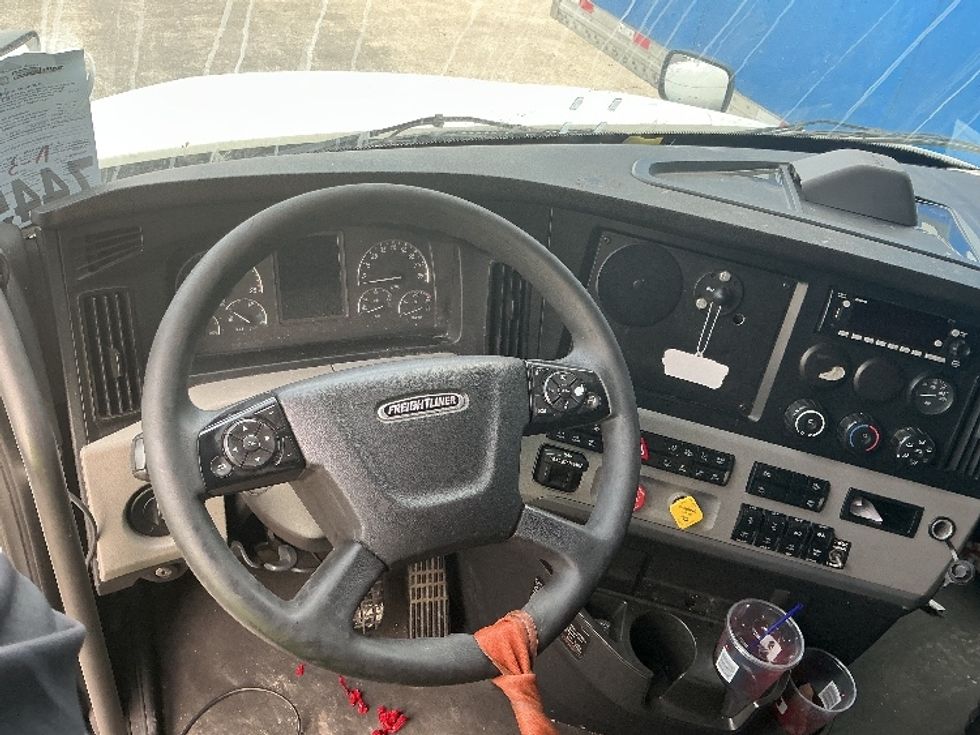 Sleeper Tractor-Heavy Duty Tractors-Freightliner-2020-T12664ST-Kansas City-MO-594,998\n\t\tmiles-$ 19,000 - Image 11