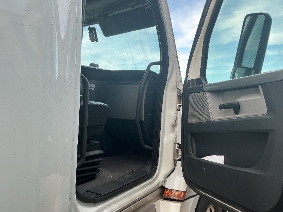 Sleeper Tractor-Heavy Duty Tractors-Freightliner-2020-T12664ST-Kansas City-MO-594,998\n\t\tmiles-$ 19,000 - Image 13