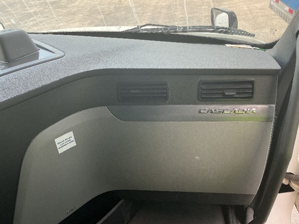 Sleeper Tractor-Heavy Duty Tractors-Freightliner-2020-T12664ST-Kansas City-MO-594,998\n\t\tmiles-$ 19,000 - Image 14